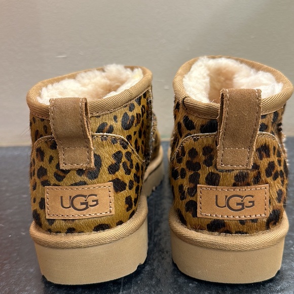 Uggs mini leopard print boots - Picture 5 of 8